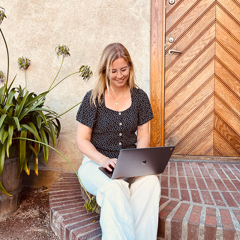 Linda jobbar på sin laptop