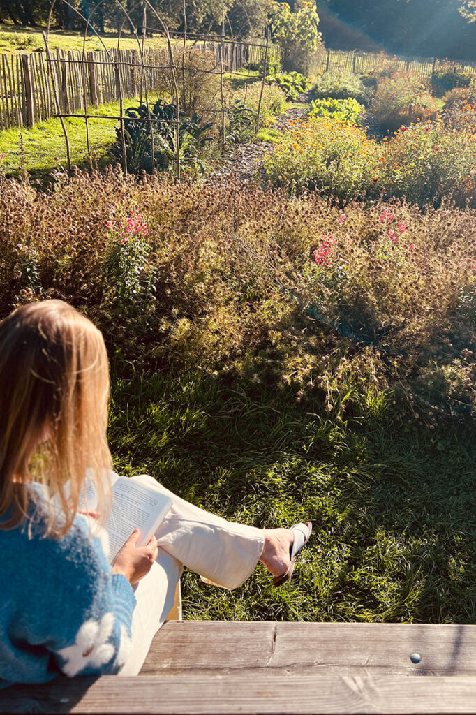 Linda läser i solen